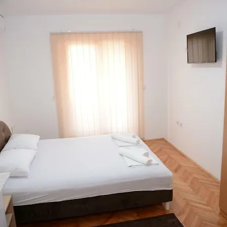 מלון דירות Prenociste-vila Tasic 3*